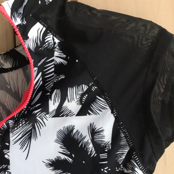 Fabletics Rash Guard Sz Small EUC - Picture 3 of 9